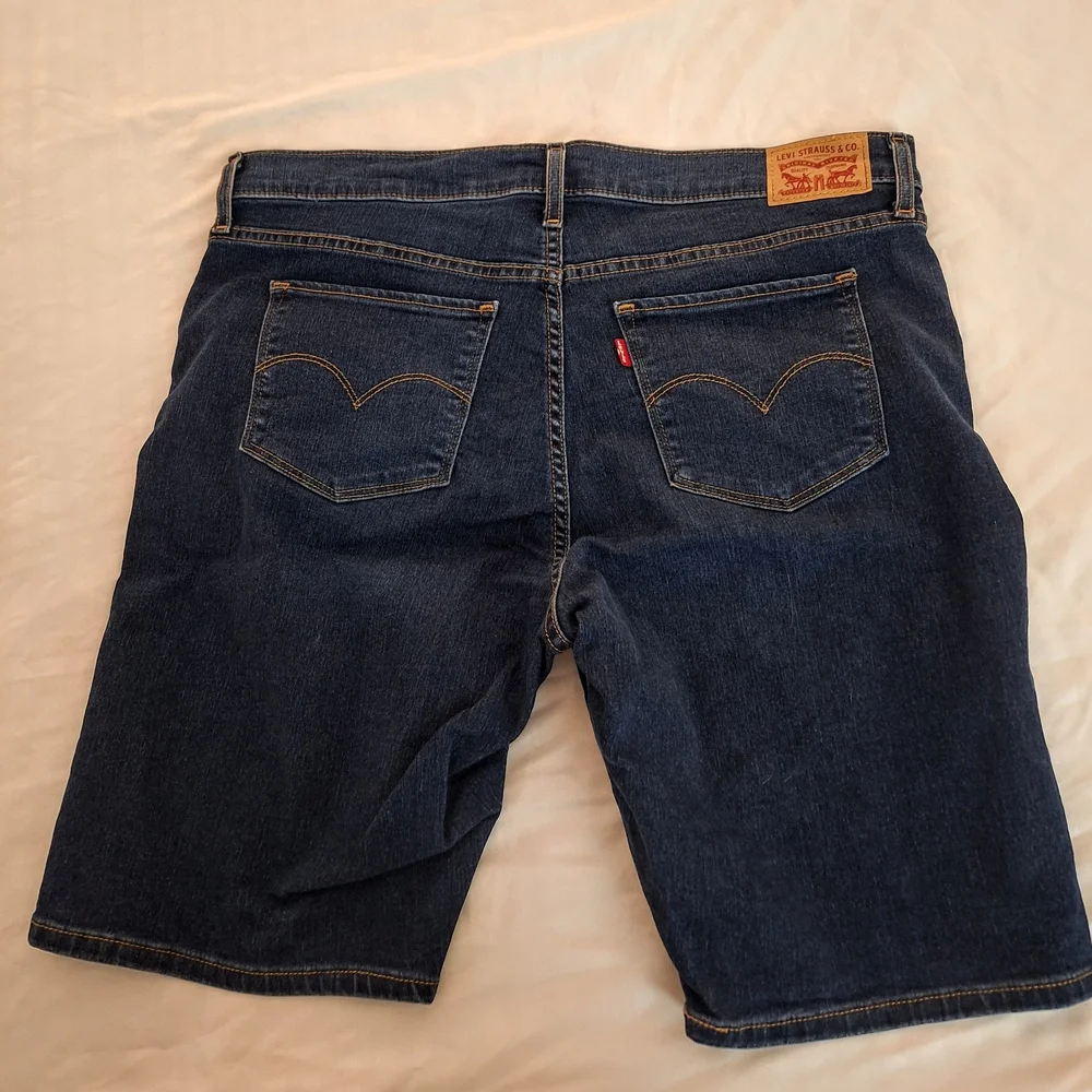 Levis Bermuda Shaping Shorts, Size 33, Mid rise, Dark Wash - Picture 2 of 3